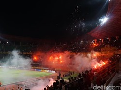 Upaya Bejo dan Hansamu Yama Meredam Emosi Oknum Bonek yang Bikin Ricuh