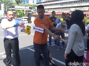 Polisi Rekonstruksi Kasus Penikaman Ibu dan Anak di Makassar