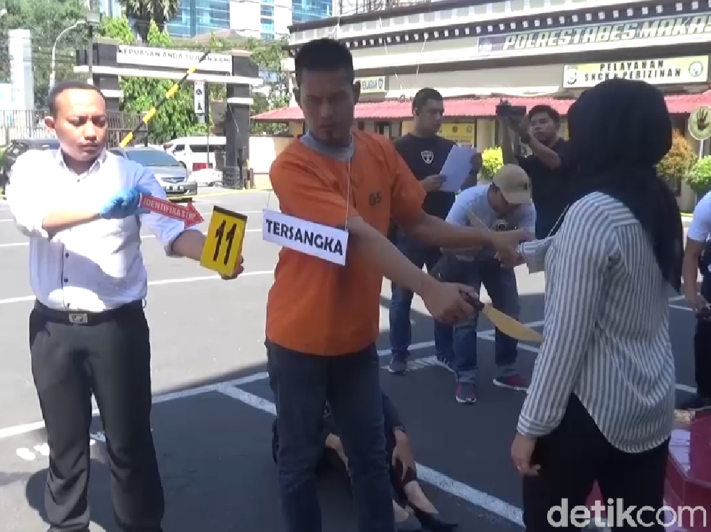 Polisi Rekonstruksi Kasus Penikaman Ibu dan Anak di Makassar Polisi Rekonstruksi Kasus Penikaman Ibu dan Anak di Makassar