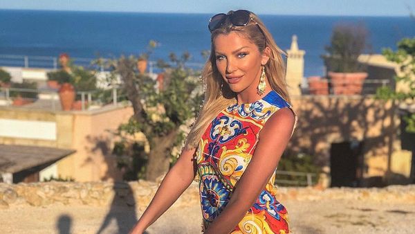 Suka Tampil Seksi, Pelukis Cantik Dituduh Tak Benar-benar Bisa Melukis