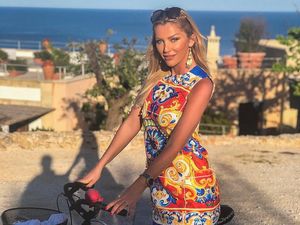 Suka Tampil Seksi, Pelukis Cantik Dituduh Tak Benar-benar Bisa Melukis