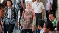 Gaya Berbatik Asty Winasti Jalani Sidang Perdana