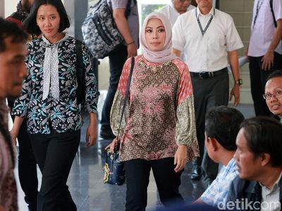 Gaya Berbatik Asty Winasti Jalani Sidang Perdana
