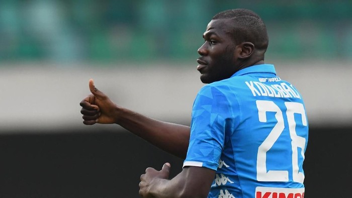 VERONA, ITALY - APRIL 14:  Kaldou Koulibaly of SSC Napoli celebrates after scoring the opening goal during the Serie A match between Chievo Verona and SSC Napoli at Stadio MarcAntonio Bentegodi on April 14, 2019 in Verona, Italy.  (Photo by Alessandro Sabattini/Getty Images)