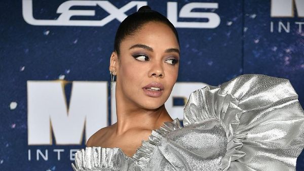 Foto: Gaya Unik Tessa Thompson, Agen Baru di MIB International