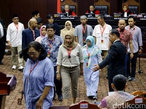 Momen Tawa di Sidang MK: Saat Hakim Menolak Panggilan Baginda Momen Tawa di Sidang MK: Saat Hakim Menolak Panggilan Baginda
