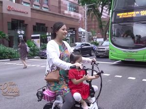 Pakai Daster dan Naik Sepeda, Sarwendah Antar Thalia Sekolah di Singapura