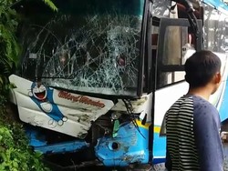 Detik-detik Bus Rem Blong di Tikungan Tajam di Sumbar