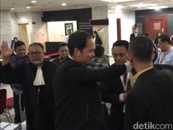 Usir Tim Hukum KPU yang Foto Bukti, BW: Dont Against The Law!