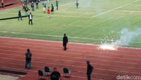 Selain itu, bonek juga melempar petasan ke lapangan.