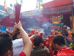 Jelang Festival Bakar Tongkang, Warga Riau Sembahyang di Kelenteng Jelang Festival Bakar Tongkang, Warga Riau Sembahyang di Kelenteng