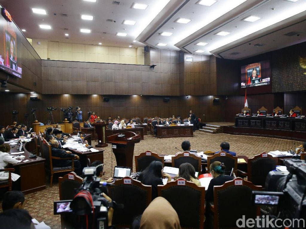 Hari Berganti, MK Tetap Lanjutkan Periksa Saksi Kubu Prabowo Hari Berganti, MK Tetap Lanjutkan Periksa Saksi Kubu Prabowo