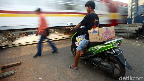 Bahaya! Perlintasan KA di Karet Ini Tak Berpalang Pintu