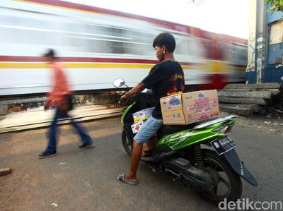 Bahaya! Perlintasan KA di Karet Ini Tak Berpalang Pintu