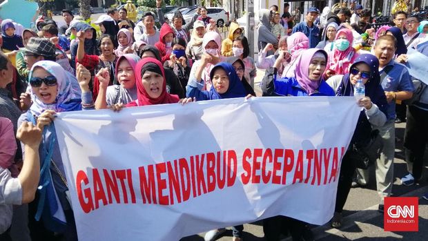 Ratusan wali murid memprotes PPDB dengan sistem zonasi, di Surabaya, Rabu (19/6).