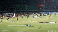 Massa bonek masuk ke lapangan di masa injury time saat skor 1-1 dalam ajang leg pertama perempatfinal Piala Indonesia di Stadion Gelora Bung Tomo, Rabu (19/6/2019) sore WIB.
