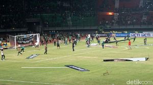 Ricuh Bonek Warnai Laga Persebaya vs Madura United