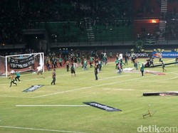 Kecewa Hasil Imbang Persebaya vs MU, Oknum Bonek Bikin Ricuh