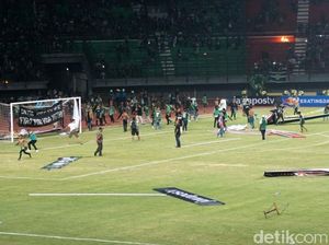 Ricuh Bonek Warnai Laga Persebaya vs Madura United Ricuh Bonek Warnai Laga Persebaya vs Madura United