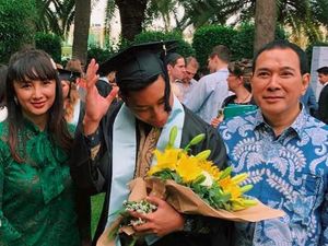 Momen Lain Kompaknya Tata Regita dan Tommy Soeharto di Wisuda Anak Momen Lain Kompaknya Tata Regita dan Tommy Soeharto di Wisuda Anak