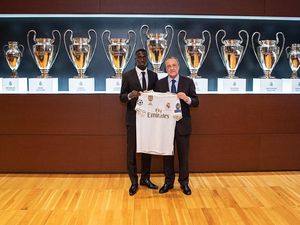 Giliran Ferland Mendy Diperkenalkan Real Madrid di Bernabeu