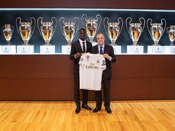 Giliran Ferland Mendy Diperkenalkan Real Madrid di Bernabeu