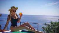 Foto Liburan Cristina Szeifert, Selebgram Rumania yang Kontroversial