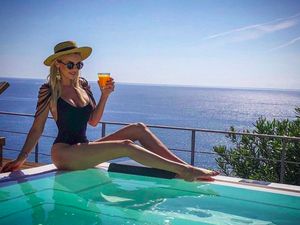 Foto Liburan Cristina Szeifert, Selebgram Rumania yang Kontroversial Foto Liburan Cristina Szeifert, Selebgram Rumania yang Kontroversial