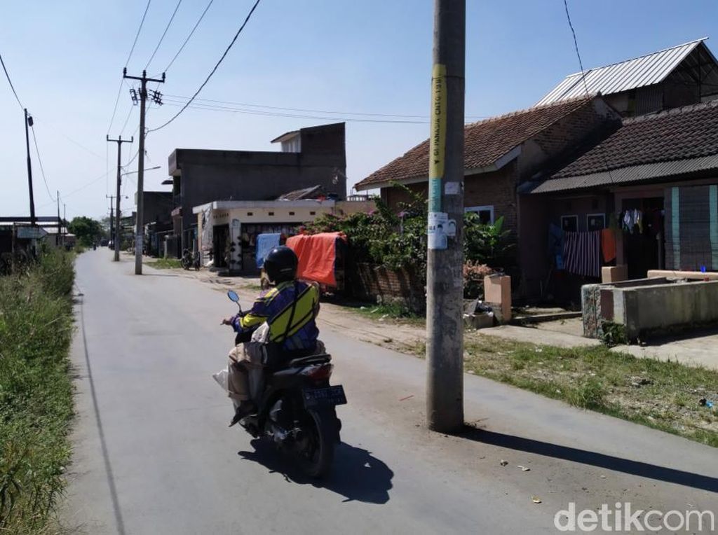 Warga Keluhkan 3 Tiang Listrik Halangi Jalan di Baleendah Bandung