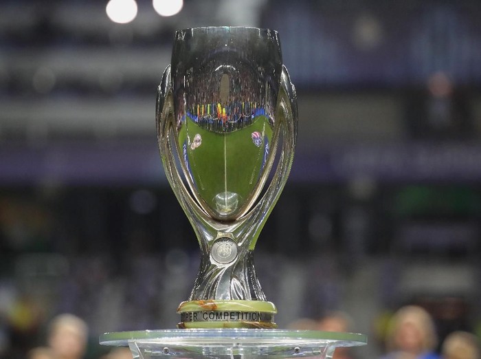 TALLINN, ESTONIA - AUGUST 15:  The Super Cup Winners Trophy is displayed prior to the UEFA Super Cup between Real Madrid and Atletico Madrid at Lillekula Stadium on August 15, 2018 in Tallinn, Estonia.  (Photo by Alexander Hassenstein/Getty Images)