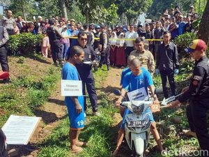 Polisi Rekonstruksi Pembunuhan Pria Bertato Bandel di Cianjur Polisi Rekonstruksi Pembunuhan Pria Bertato Bandel di Cianjur