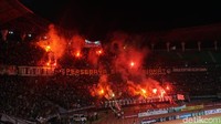 Suporter juga menyalakan flare dari tribune.