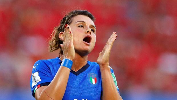 Cristiana Girelli kecewa setelah golnya dianulir karena offside.