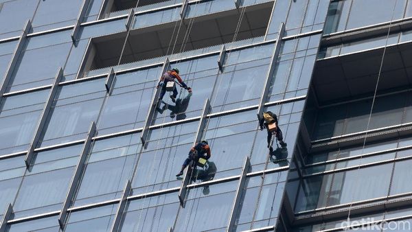 Aksi Bertarung Nyawa Pembersih Kaca Gedung Pencakar Langit