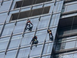 Aksi Bertarung Nyawa Pembersih Kaca Gedung Pencakar Langit