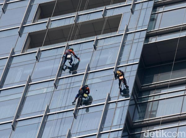 Aksi Bertarung Nyawa Pembersih Kaca Gedung Pencakar Langit