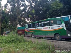 Jembatan Way Mesuji Putus, Macet Panjang Hadang Bus-bus Sumatera Jembatan Way Mesuji Putus, Macet Panjang Hadang Bus-bus Sumatera