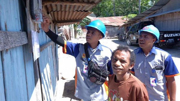Bahagianya Benyamin Setelah Rumahnya Dipasangi Listrik