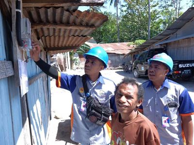 Bahagianya Benyamin Setelah Rumahnya Dipasangi Listrik