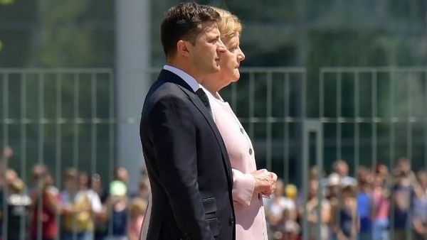 Momen Kanselir Jerman Kejang-kejang Saat Upacara