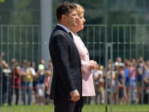 Momen Kanselir Jerman Kejang-kejang Saat Upacara