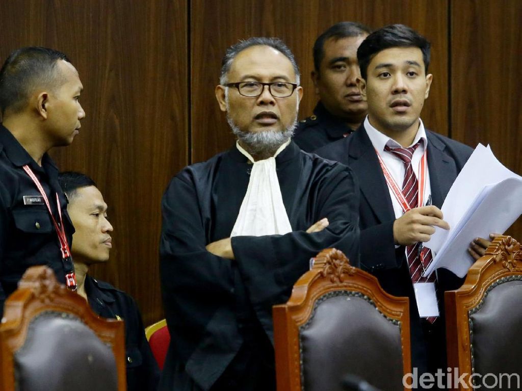 BW Singgung Amplop Serangan Subuh Bowo Sidik di Sidang MK BW Singgung Amplop Serangan Subuh Bowo Sidik di Sidang MK