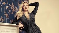 Simone Holtznagel, Mantan Model Playboy yang Mengeluh karena Payudara Besar