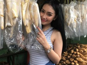 Kulineran Santai Putri Juby, Model Seksi yang Dikabarkan Dekat dengan Delon