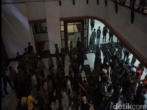 Kericuhan Reda, Bonek Tinggalkan Stadion, Pemain Diangkut Barracuda