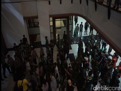 Kericuhan Reda, Bonek Tinggalkan Stadion, Pemain Diangkut Barracuda