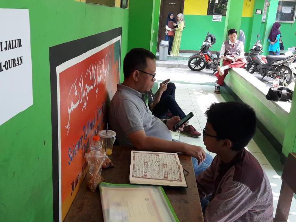 Pendaftar PPDB Jalur Tahfiz di Bekasi Antusias Ikuti Tes Hapalan Quran Pendaftar PPDB Jalur Tahfiz di Bekasi Antusias Ikuti Tes Hapalan Quran