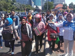 Kecewa Sistem Zonasi, Emak-Emak di Surabaya Demo di Grahadi