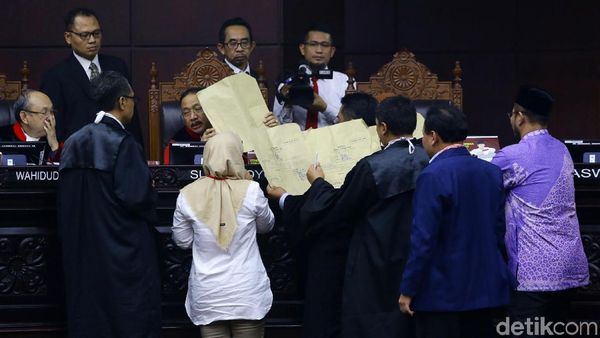 Saksi Prabowo Bawa Amplop Coklat di Sidang Sengketa Pilpres