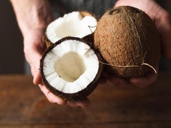 Selain Segar Airnya, Daging Buah Kelapa Juga Kaya Khasiat